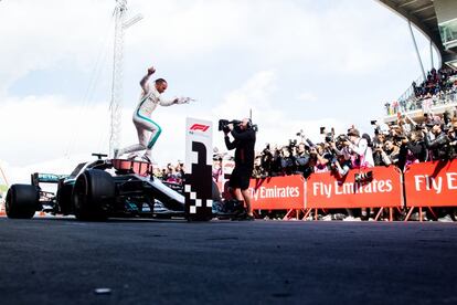 Lewis Hamilton salta de su monoplaza tras ganar el Gran Premio de España, el 13 de mayo de 2018.