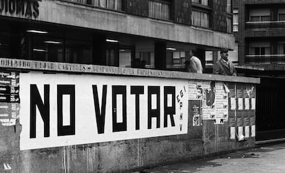 Un cartel a favor de la abstención en Bilbao. El día antes, el 5 de diciembre de 1978, ETA había asesinado a tres personas en San Sebastián. El comisario de Policía José María Serrais Llasera, de 56 años; el subcomisario de Policía Gabriel Alonso Perejil, de 61, y Ángel Cruz Salcines, policía municipal, de 60, se encontraban tomando el aperitivo en un bar cuando fueron tiroteados. Serrais fue rematado a bocajarro por uno de los asesinos, tras intentar refugiarse en la cocina del establecimiento.