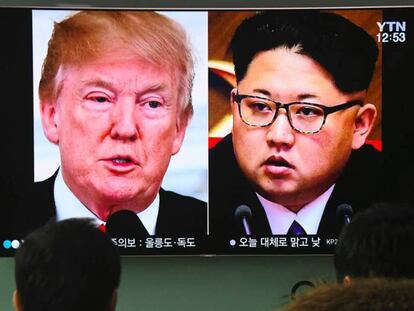 Un grupo de personas en Se&uacute;l ve las noticias sobre Trump y Kim Jong-un. 