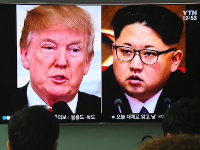 Un grupo de personas en Se&uacute;l ve las noticias sobre Trump y Kim Jong-un. 