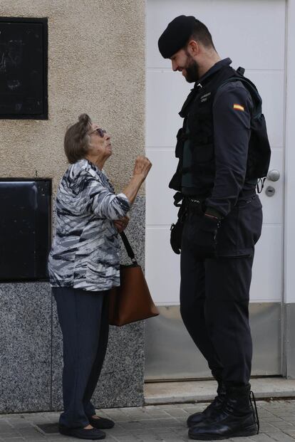 Una vecina charla con un agente de la Guardia Civil en Sabadell.