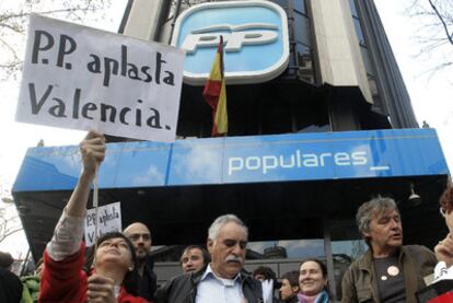 Un centenar de personas, entre valencianos y madrileños se reunierona ayer  para protestar por los derribos que se están llevando a cabo en el barrio de El Cabanyal, en Valencia. La concentración acabó en la calle de Génova, en la puerta de la sede del PP.