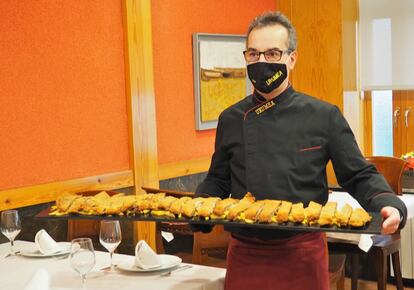 Tito Gómez, dueño del restaurante Urumea, posa con un cachopo de un metro de largo.