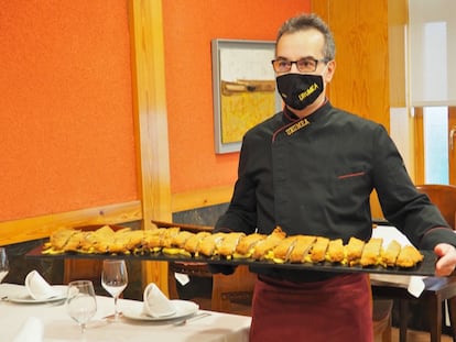 Tito Gómez, dueño del restaurante Urumea, posa con un cachopo de un metro de largo.