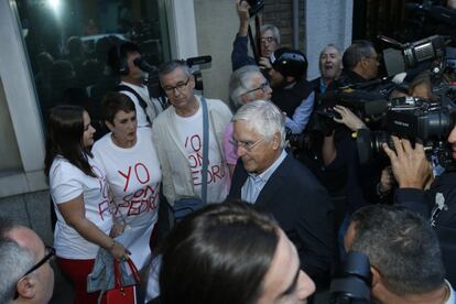 El expresidente de Castilla-La Mancha, rodeado de los periodistas antes de entrar en la sede del PSOE.
