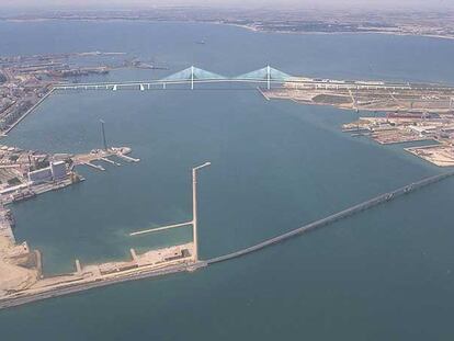 Al fondo, simulación virtual del nuevo puente sobre la bahía de Cádiz. En primer plano, el puente actual.