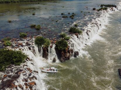 Una barca recorre los saltos de Moconá (Argentina).