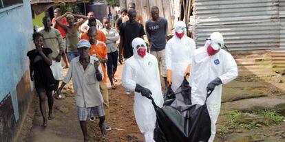 Personal sanitario traslada a un fallecido por ébola en Monrovia.