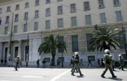 La policía antidisturbios resguarda la sede del Banco Central griego. EFE/Archivo