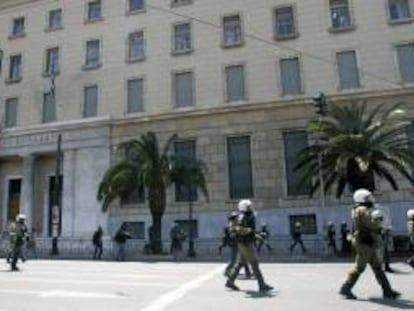 La policía antidisturbios resguarda la sede del Banco Central griego. EFE/Archivo