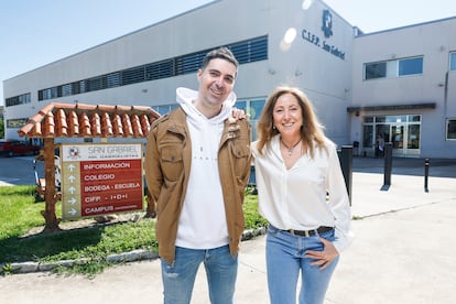 Los alumnos Pablo Sanz y Carolina Andrés compaginan su nuevo puesto en Mantenimiento en Pascual y la formación en el CIFP San Gabriel en Aranda de Duero (Burgos).
