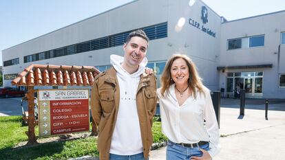 Los alumnos Pablo Sanz y Carolina Andrés compaginan su nuevo puesto en Mantenimiento en Pascual y la formación en el CIFP San Gabriel en Aranda de Duero (Burgos).