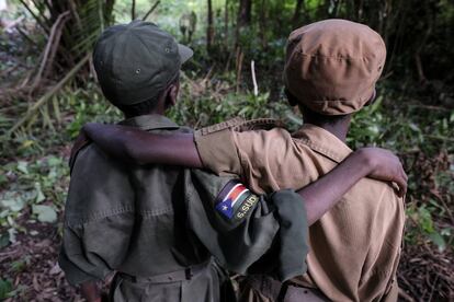 Ganiko, de 12 años, y Jackson, de 13 [nombres ficticios], son dos de los 207 niños soldado que el martes 17 de abril fueron puestos en libertad por grupos armados en Sudán del Sur. Los menores, 112 niños y 95 niñas, han participado en una ceremonia en Yambio para celebrar el comienzo de un proceso de reintegración tras haber formado parte de las tropas del Movimiento de Liberación Nacional de Sudán del Sur y del Ejército de Liberación del Pueblo del Sudán en Oposición. Esta semana se ha producido la segunda de una serie de liberaciones de menores de las filas de grupos armados que, según las previsiones, tendrán que dejar marchar a casi 1.000 niños soldado a lo largo de los próximos meses.