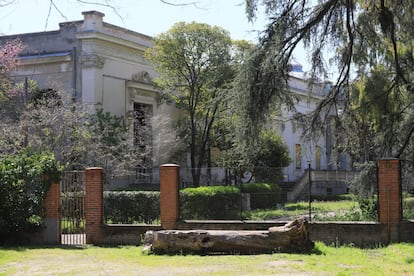 La valla que se va a eliminar fue instalada en el siglo XX y separa las dos partes centrales del jardín histórico, las más cercanas al Palacio Viejo y al Palacio Nuevo. En la imagen, la verja se aprecia en primer término; al fondo, el Palacio Nuevo.