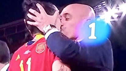 Luis Rubiales kisses Jenni Hermoso.