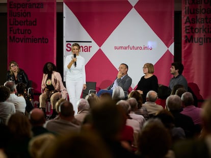 Yolanda Díaz (en el centro), en la presentación su proyecto Sumar en el Palacio Baluarte de Pamplona, este martes.