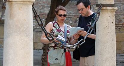 Dos turistas, en las inmediaciones de la catedral de M&aacute;laga.