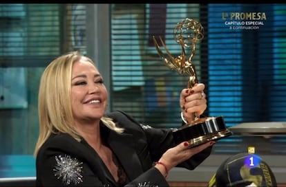 Belén Esteban posa con el Emmy Internacional de 'La promesa' durante su nueva intervención en 'La revuelta'.