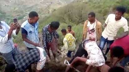 Migrants dig a grave near the trail from Al Thabit into Saudi Arabia