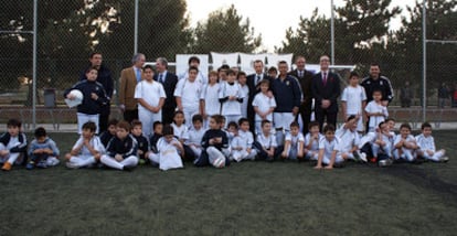 Emilio Butragueño (en el centro, con corbata de rayas), con el equipo de fútbol de integración del Real Madrid de San Fernando de Henares.