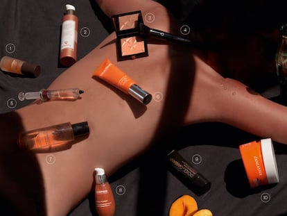 <b>1. Extreme Night, de Ahava (74 euros, en Sephora).</b> Aceite que ayuda a mantener la elasticidad cutánea y el buen tono del bronceado. Se usa como tratamiento nocturno facial después de la limpieza. <b>2.Super Soin Autobronzant Hydratant Corps, de Sisley (96 euros).</b> Combina DHA y eritrulosa que consiguen un bronceado natural, uniforme y duradero a las dos horas de su aplicación. <b>3. Poudre Bonne Mine, de la colección Les Saisons de Givenchy (49,95 euros).</b> Polvos de maquillaje de textura ligera y sin talco. Dejan un acabado soleado de aspecto natural y transparente. <b>4. Angled Contour Brush, de Kadō (7,95 euros).</b> Brocha de cerdas sintéticas de alta calidad y muy suaves cuya forma se adapta al pómulo para dar contorno al rostro. <b>5. Tan Prolong Body, de Sepai (67 euros).</b> El booster se mezcla con la crema de cuerpo para potenciar el bronceado, gracias a un tripéptido de palmitato que estimula la síntesis de melanina (sin necesidad de radiación solar). <b> 6.C+C Vitamin Fluid, de Natura Bissé (83,50 euros).</b> Fluido reafirmante para pieles dañadas por el sol. Se usa en rostro y cuello para lograr un tono luminoso en acabado mate. <b>7.Terracotta Huile Sous Le Vent, de Guerlain (39,95 euros).</b> Aceite seco para cuerpo y rostro que hidrata, nutre y potencia el tono del bronceado gracias a un derivado del algarrobo que estimula la producción natural de melanina. <b>8.Soleil Plaisir, de Darphin (29 euros).</b> Aceite iluminador de textura no grasa que potencia y prolonga el aspecto del bronceado, suaviza la piel y mejora su flexibilidad, hidratándola para prevenir los signos de la edad. <b>9.Millennialskin On-The-Glow, de Dolce & Gabbana (45 euros).</b> Fondo de maquillaje ligero que aporta un tono bronceado e hidratación de larga duración. También protege la piel con filtros de amplio espectro. <b>10.Tan Maximizer Sun Sensitive, de Lancaster (44,50 euros).</b> Para hidratar y calmar la piel del cuerpo después de tomar el sol. Prolonga el bronceado gracias a un activo que aumenta la liberación natural de melanina en la piel.