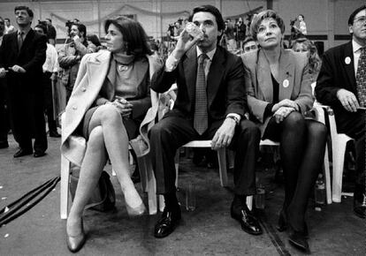 José María Aznar, entre su mujer, Ana Botella (izquierda), y Celia Villalobos, en el mitin del PP en Málaga, el 21 de febrero de 1996. En Andalucía, el PP perdió un escaño. En España, Aznar se hizo con la presidencia del Gobierno desbancando al PSOE tras 14 años en el poder.