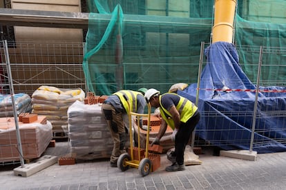 Trabajadores en una obra en el centro de Teruel este miércoles.