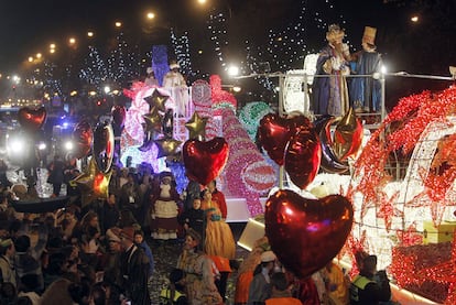 Las carrozas que transportan a los reyes Gaspar y Baltasar atraviesan la Castellana ante la mirada de miles de personas.