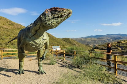 Una réplica de dinosaurio en el yacimientos de icnitas de Cornago, en La Rioja.