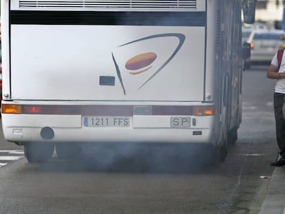 Un autocar expulsa gases contaminantes.