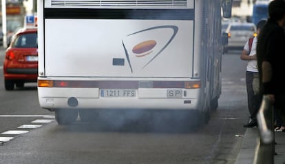 Un autocar expulsa gases contaminantes.