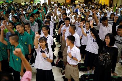 Estudiantes de la escuela Mae Sai Prasitsart, en la cual estudian algunos de los niños rescatados, celebran la noticia, el 11 de julio de 2018 en Chiang Rai, Tailandia.  