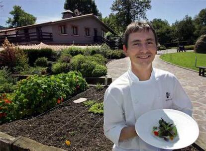 Andoni Luis Aduriz, junto a la huerta de su restaurante Mugaritz, en Rentería (Guipúzcoa).