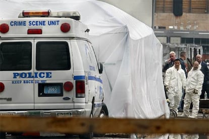 Policias y forenses este viernes en el World Trade Center tras el hallazgo de restos humanos.