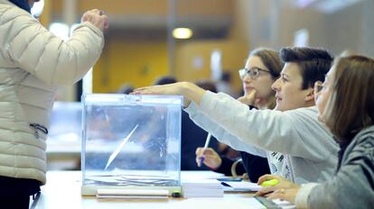 Una persona vota en las elecciones en Catalu&ntilde;a el 21D en Girona.