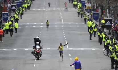 Lelisa Desisa saluda victorioso en la recta final de la maratón, donde hubo gran presencia policial.
 