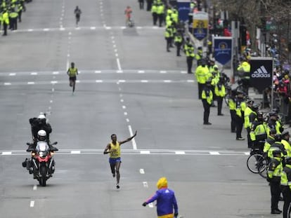 Lelisa Desisa saluda victorioso en la recta final de la maratón, donde hubo gran presencia policial.
 