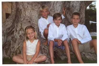 Irene, Miguel, Pablo y Juan Urdangarín, posan en la postal de felicitación navideña ( Feliz Navidad) de la infanta Cristina.