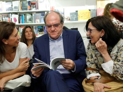 El candidato socialista a la presidencia de la Comunidad de Madrid Ángel Gabilondo, asiste a la presentación del libro “Microgeografías de Madrid” de Belén Bermejo. 