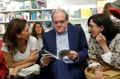 El candidato socialista a la presidencia de la Comunidad de Madrid Ángel Gabilondo, asiste a la presentación del libro “Microgeografías de Madrid” de Belén Bermejo.