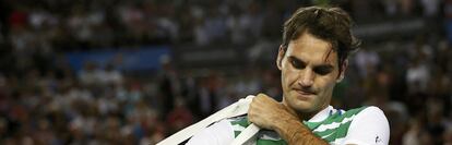 Federer abandona a pista depois de cair ante Djokovic.