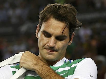 Federer abandona a pista depois de cair ante Djokovic.