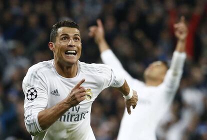 Cristiano corre a celebrar su tercer gol.