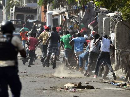 Un policía se enfrenta a los manifestantes este miércoles en Puerto Príncipe (Haití).