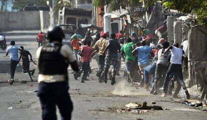 Un policía se enfrenta a los manifestantes este miércoles en Puerto Príncipe (Haití).