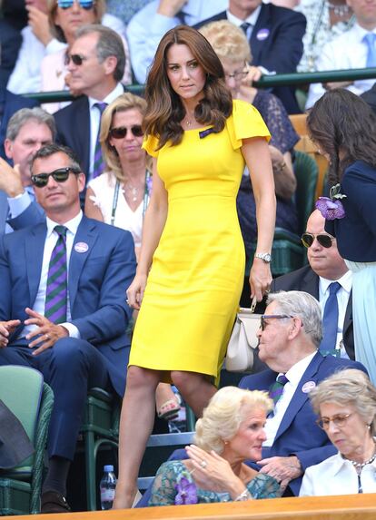 La duquesa de Cambrigde eligió para la final un entallado vestido amarillo firmado por Dolce & Gabbana.
