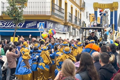 Pese a las previsiones y las recomendaciones por la llegada de lluvia en Sevilla, el pueblo de Camas decidió mantener su cabalgata.