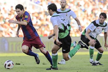 Messi se escapa de Francis durante el partido contra el Racing.