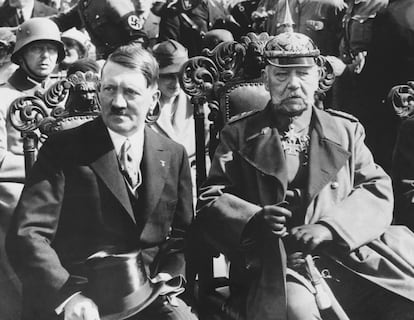 El líder nazi Adolf Hitler y el presidente alemán Paul von Hindenburg, rodeados de soldados en enero de 1933.