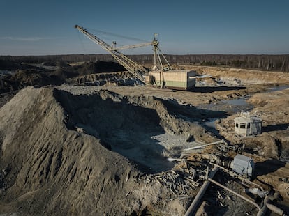 Una excavadora extrae materiales de tierras raras en la regin de Yitomir, el 25 de febrero.